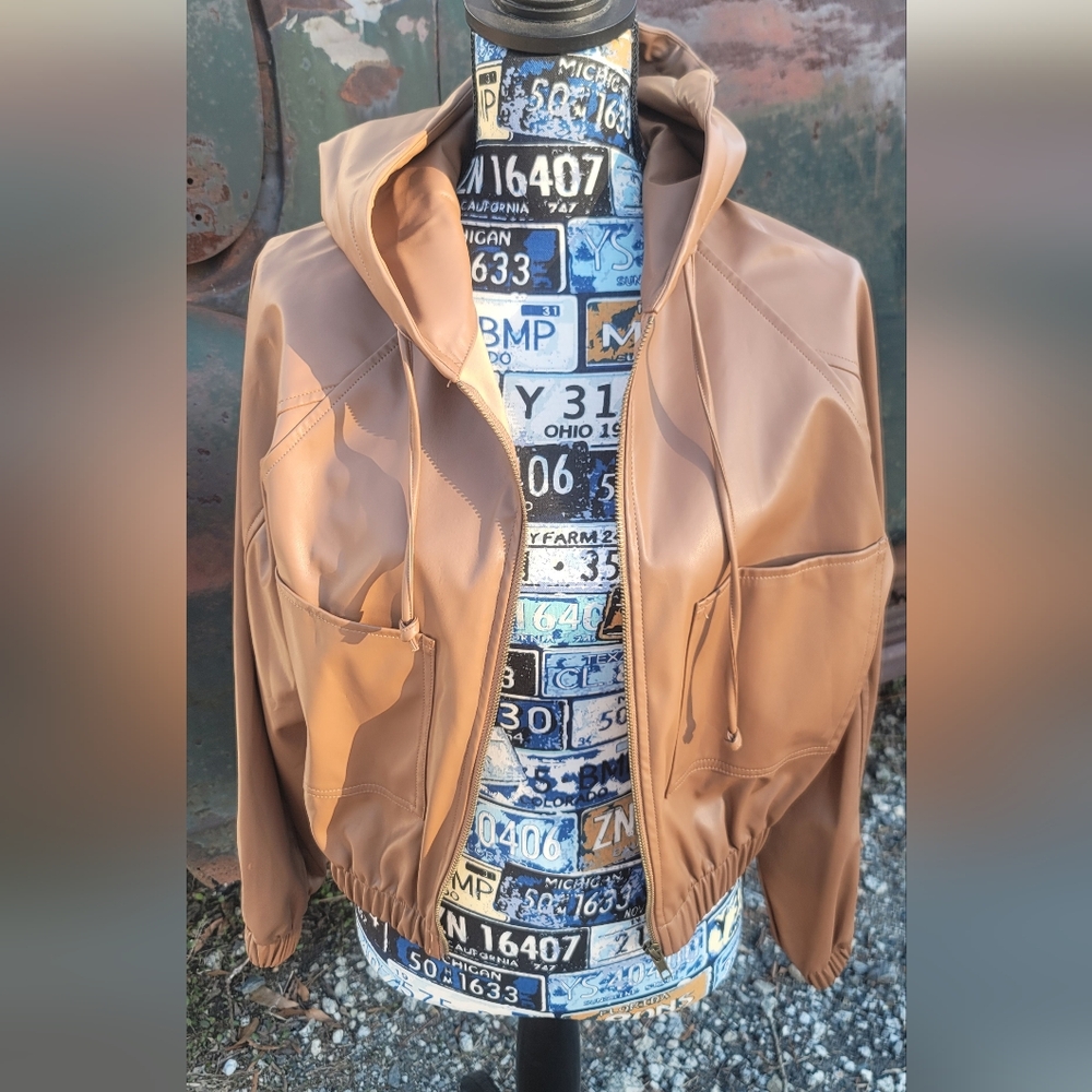 Crop Vestique Mushroom Caramel Bomber Jacket with Long Sleeves and Relaxed Fit